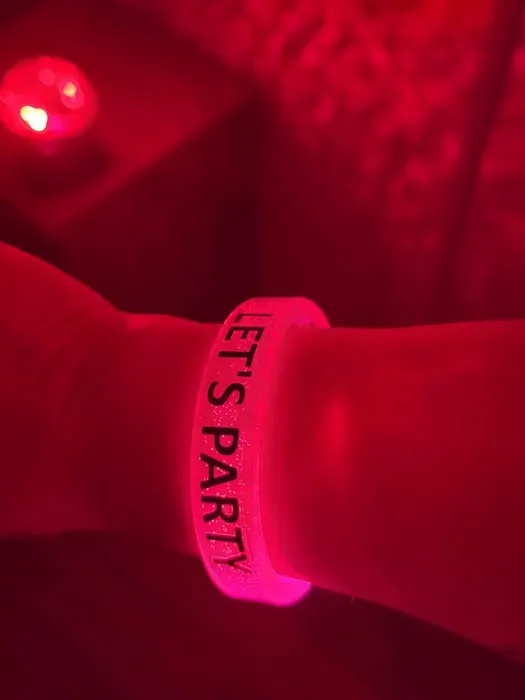 CustomCupsNow.Com - Glow Wristbands